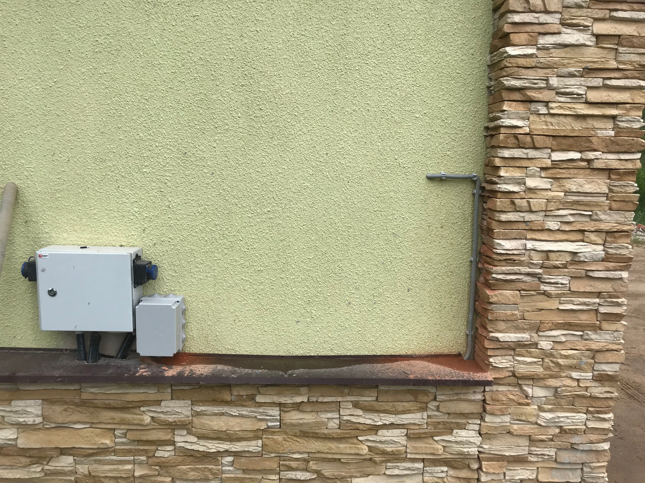 Установка IP домофона Hikvision в загородном доме