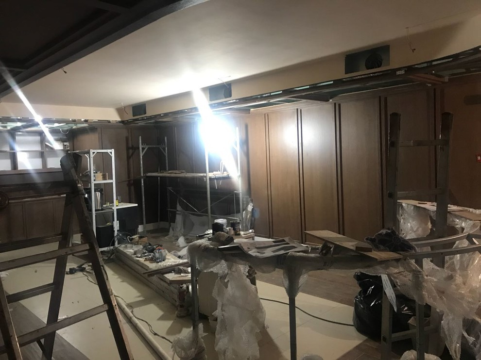 Бар Speak Easy с семиметровой барной стойкой