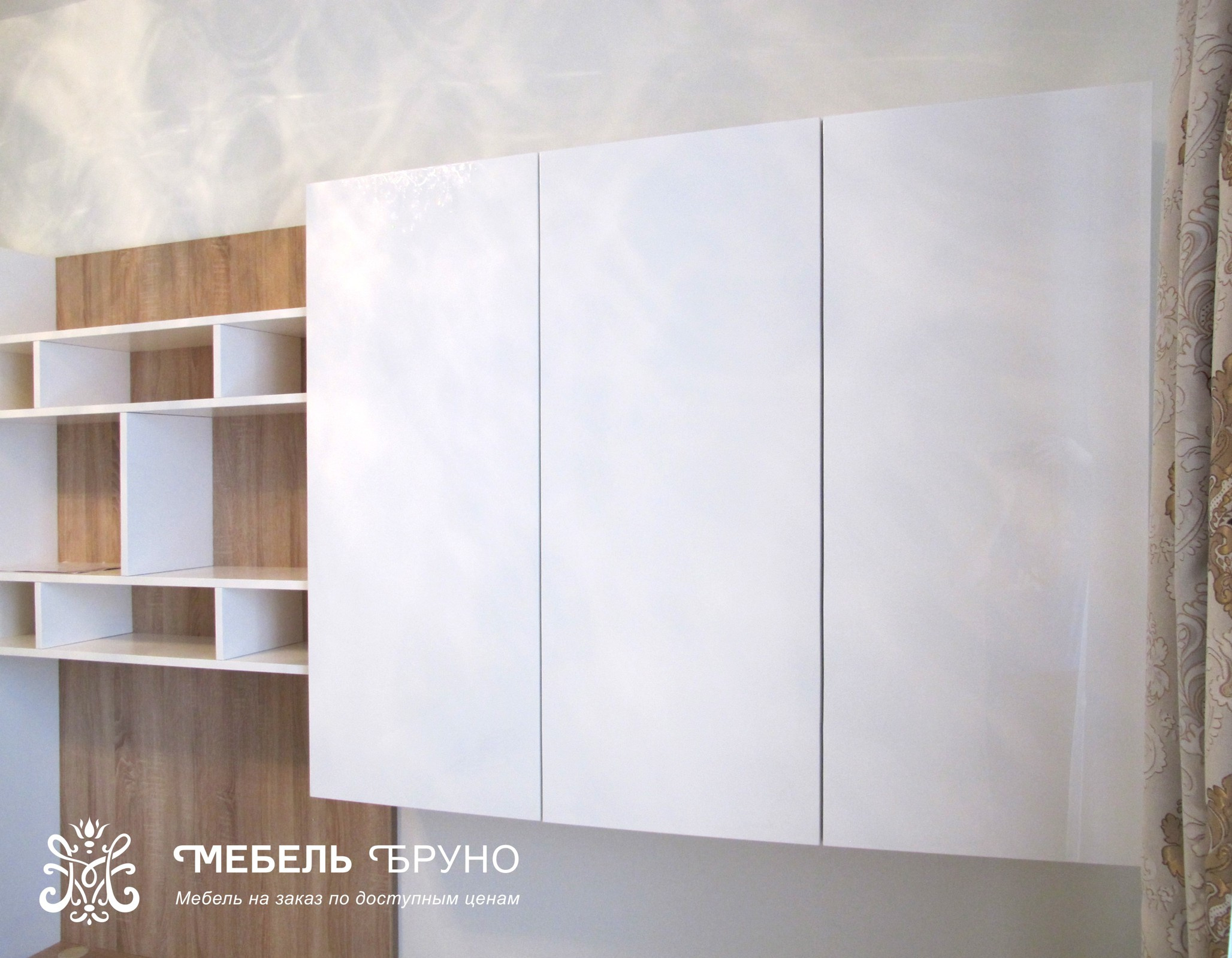 Гостиная стенка белая с деревом