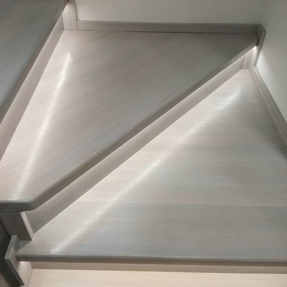 Лестница из дуба по стеклом