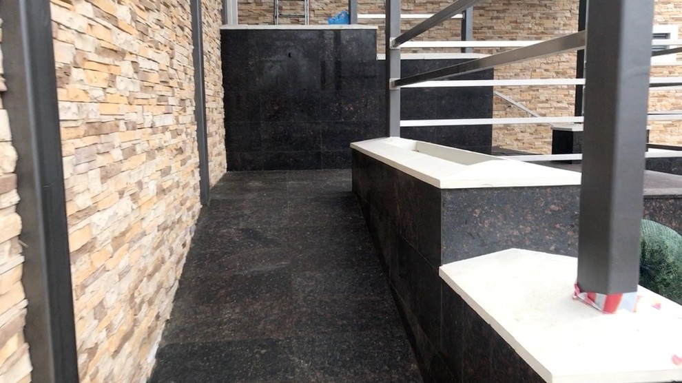 Облицовка лестницы гранитом Тэн Браун и цоколя