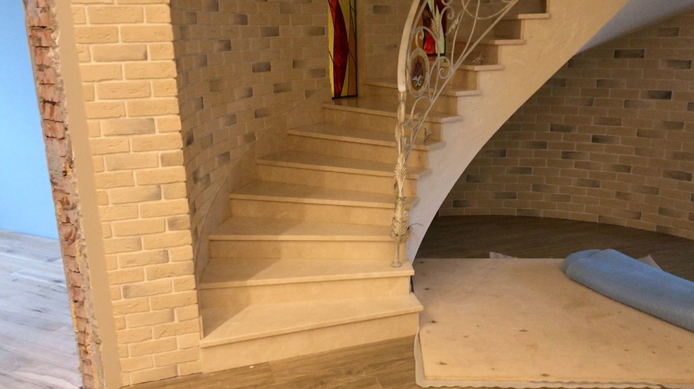 Винтовая лестница из мрамора Крема Марфил