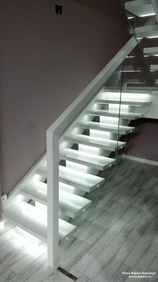 Лестница в стиле лофт со стеклянным ограждением. г. Семей