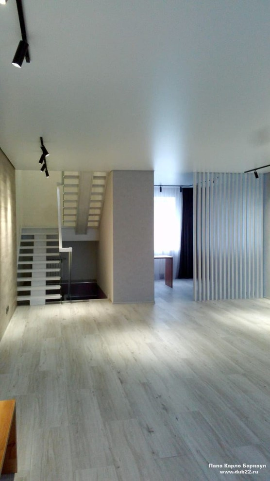 Лестница в стиле лофт со стеклянным ограждением. г. Семей