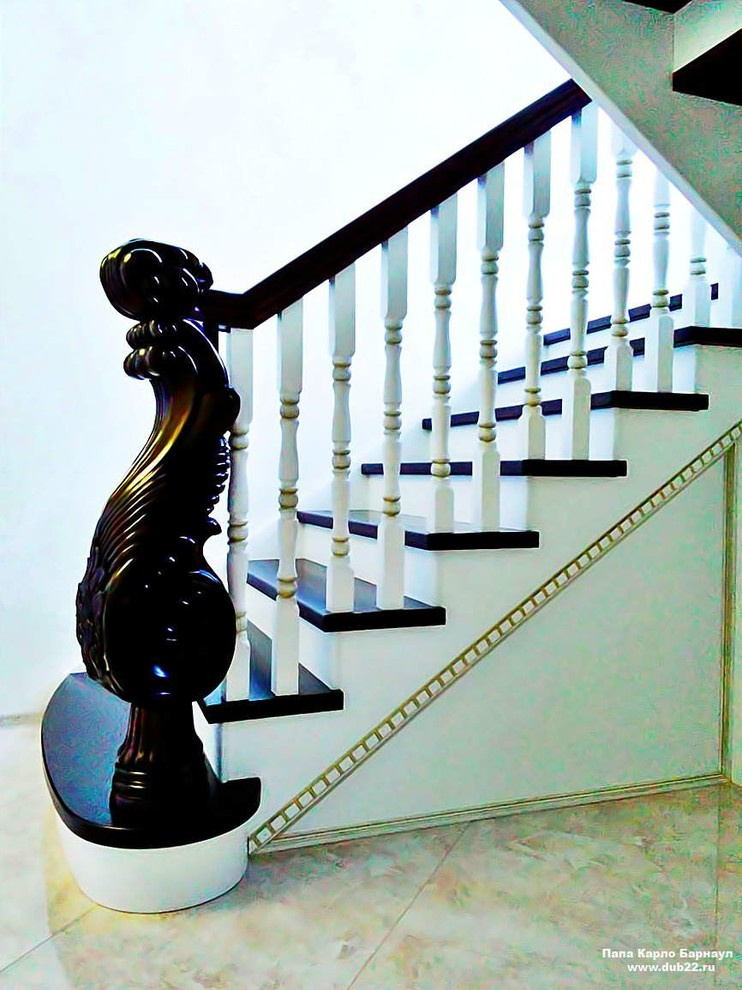 Лестница с резным столбом в Павловске