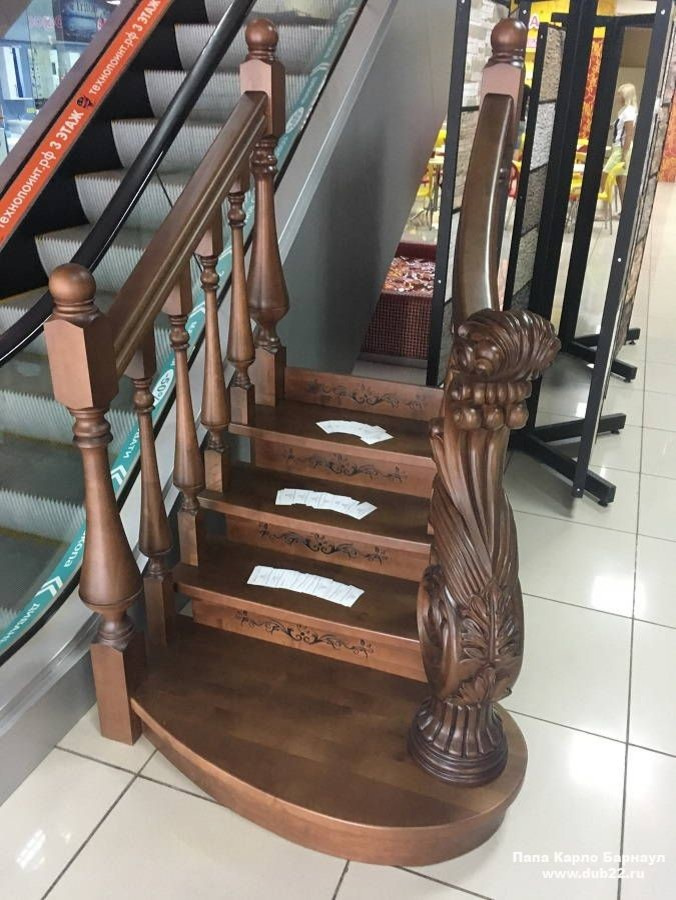 Лестница с резным столбом в Павловске