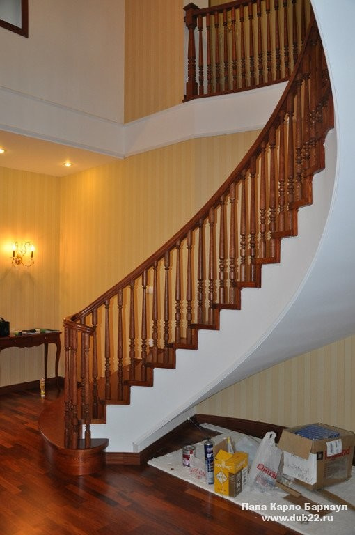 Отделка бетонной лестницы массивом карагача