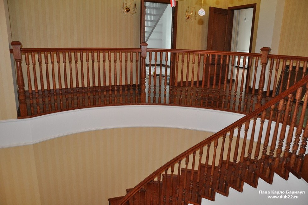 Отделка бетонной лестницы массивом карагача