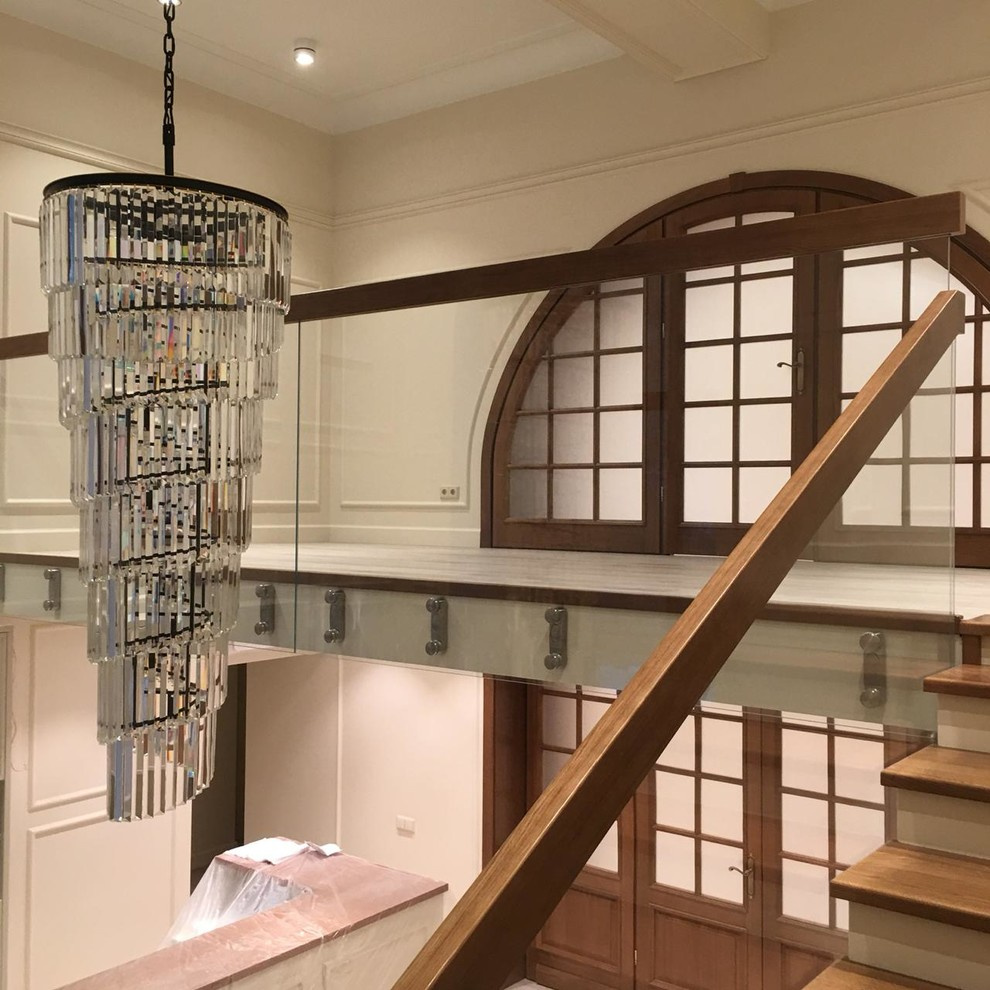 Стеклянное ограждение со ступенями и поручнем из массива