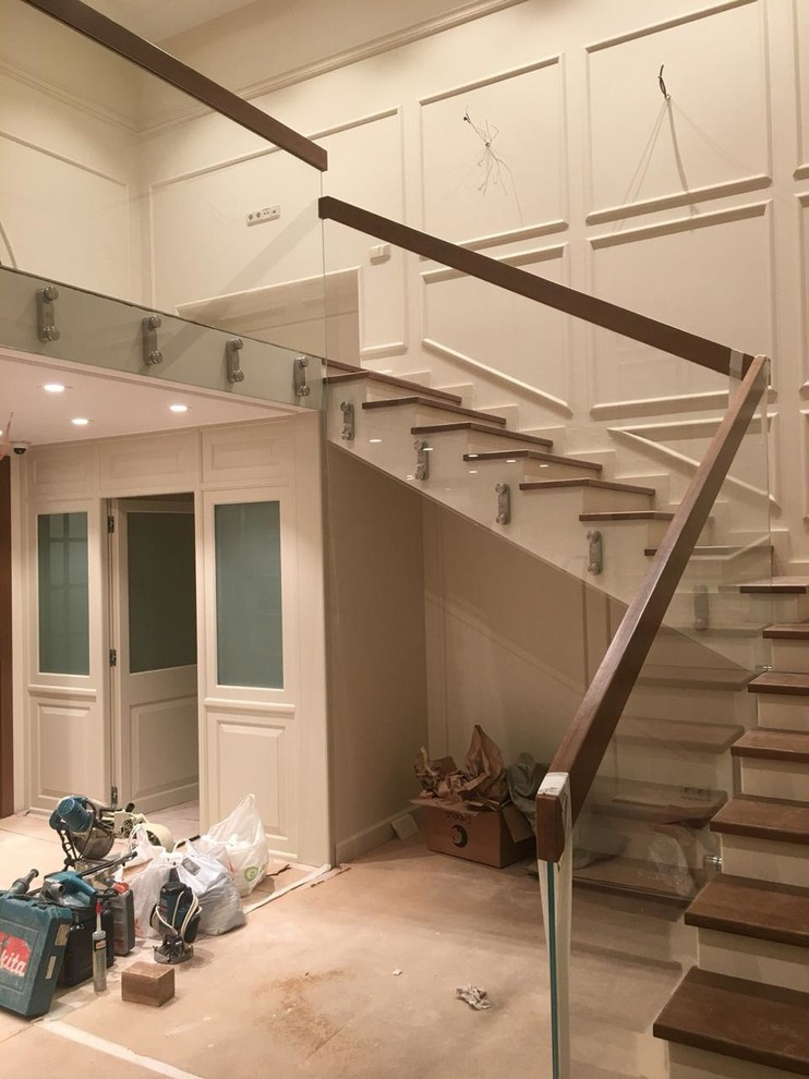 Стеклянное ограждение со ступенями и поручнем из массива