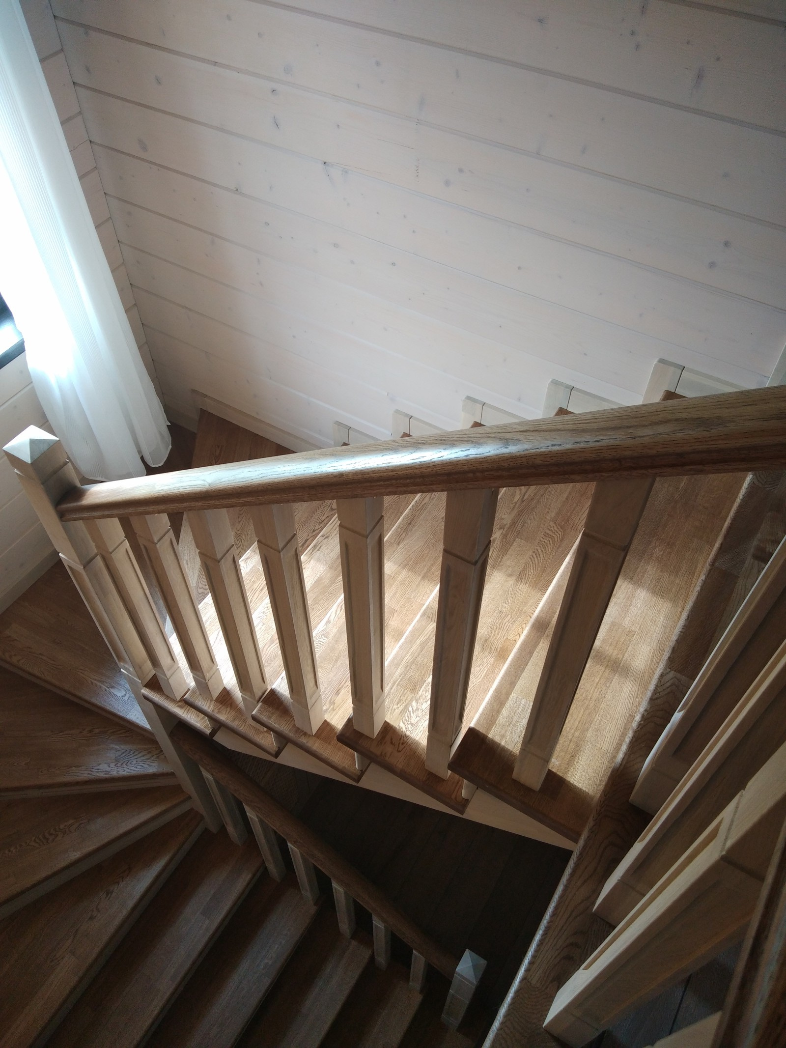 Лестница из дуба в дом из бруса