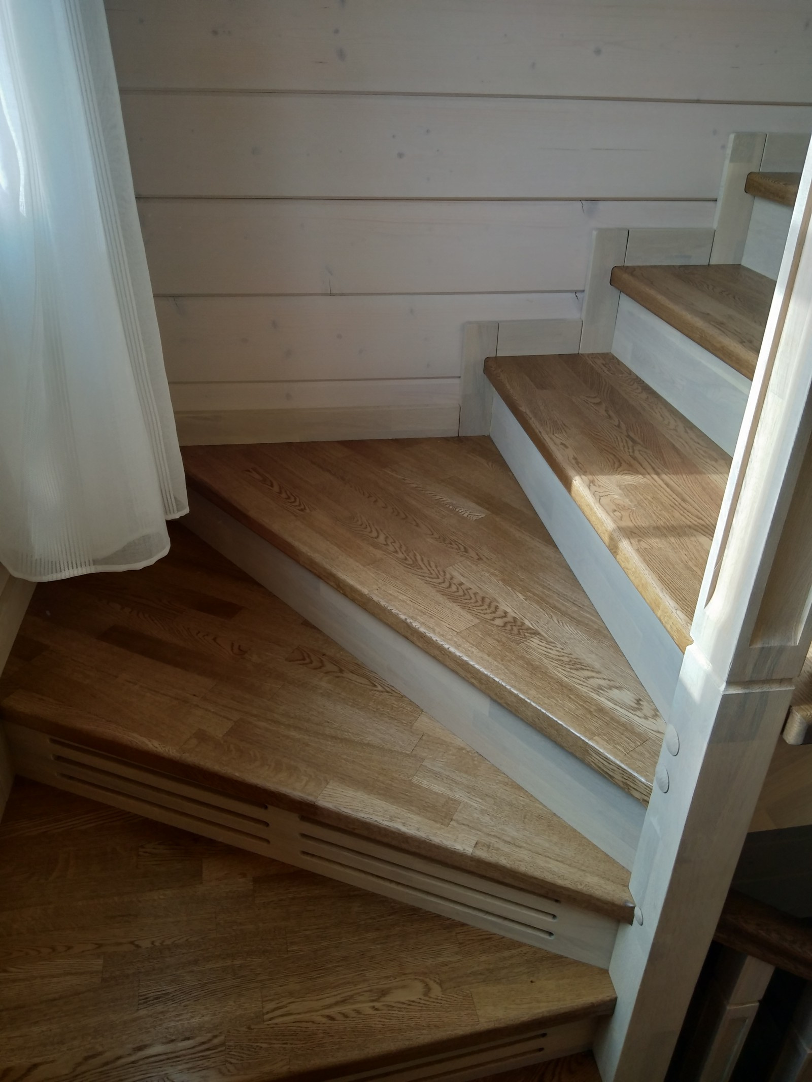 Лестница из дуба в дом из бруса