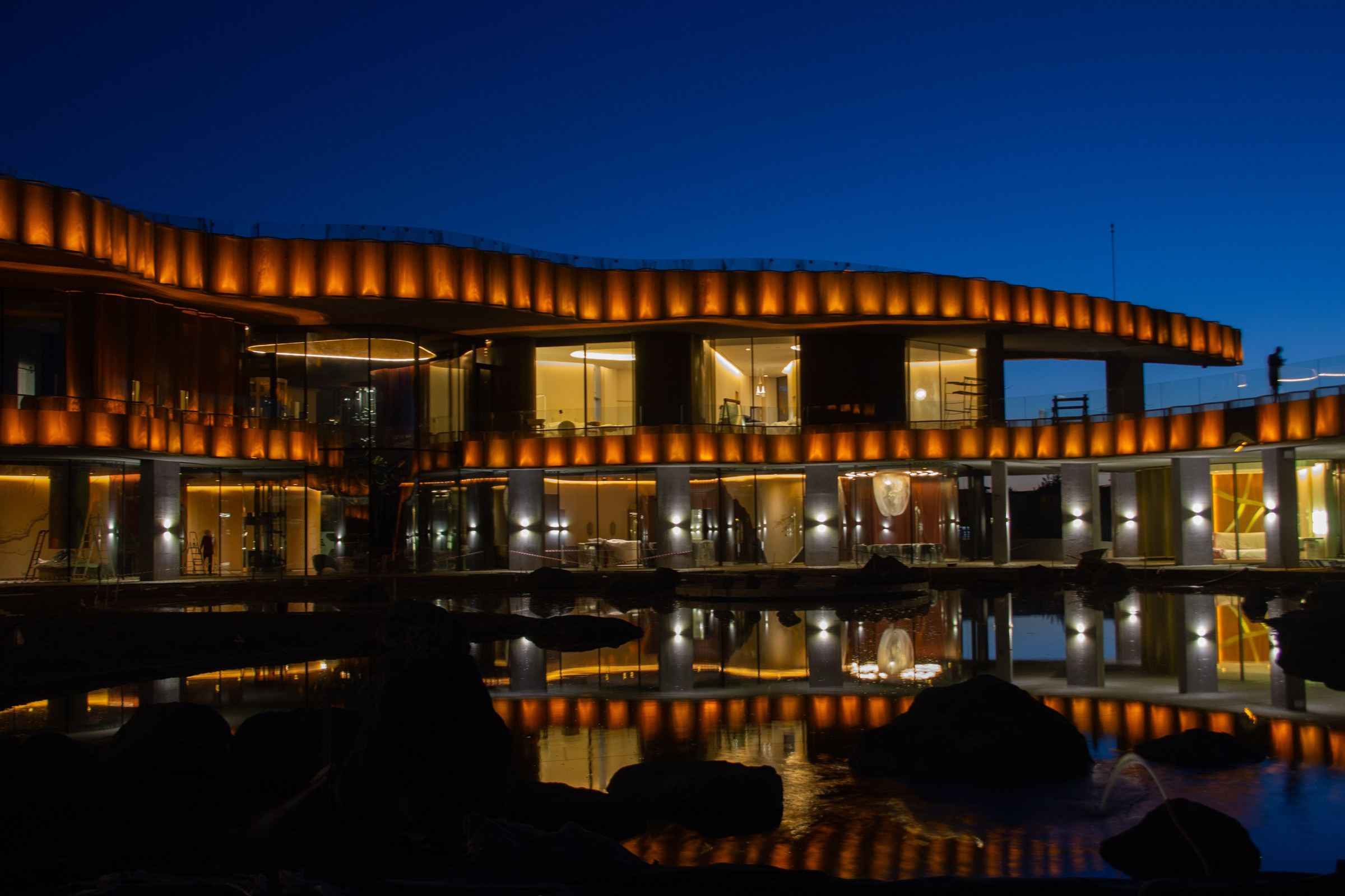 Особняк с плавной и уникальной архитектурой