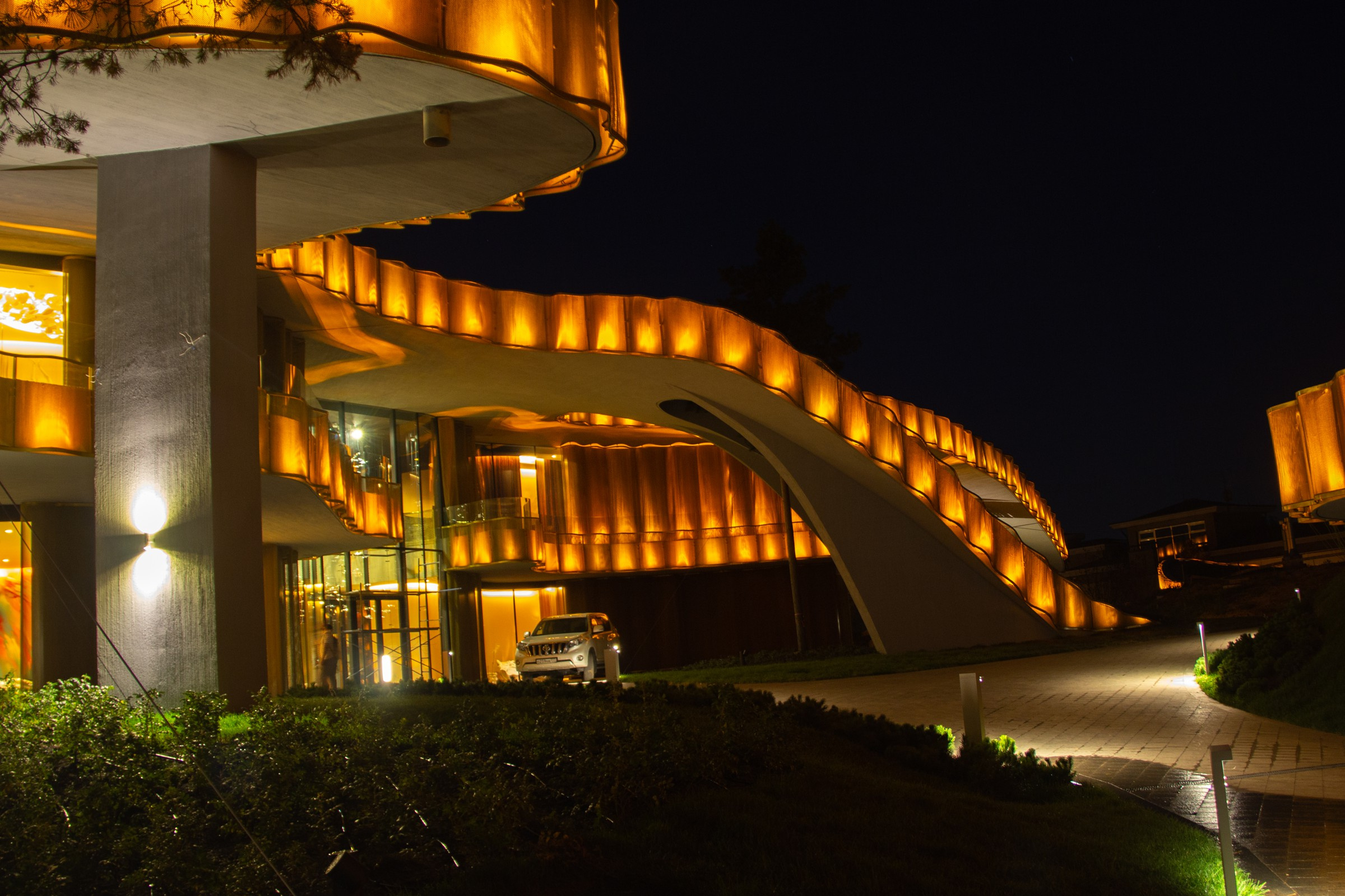 Особняк с плавной и уникальной архитектурой