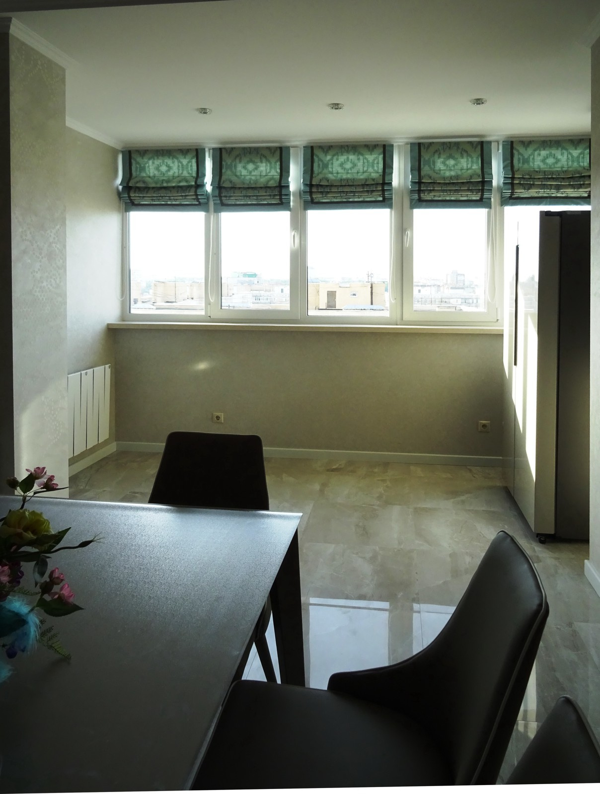 Кухня-столовая с римскими шторами