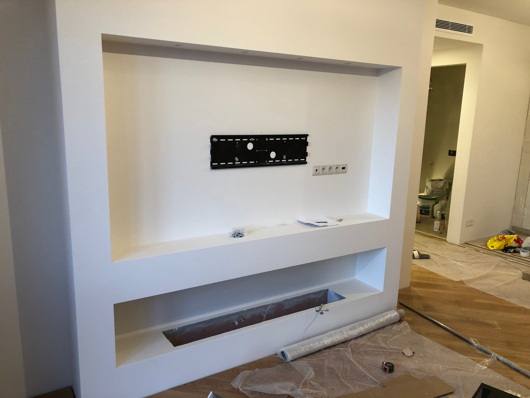 Автоматический биокамин Smart Prime в нише под телевизором