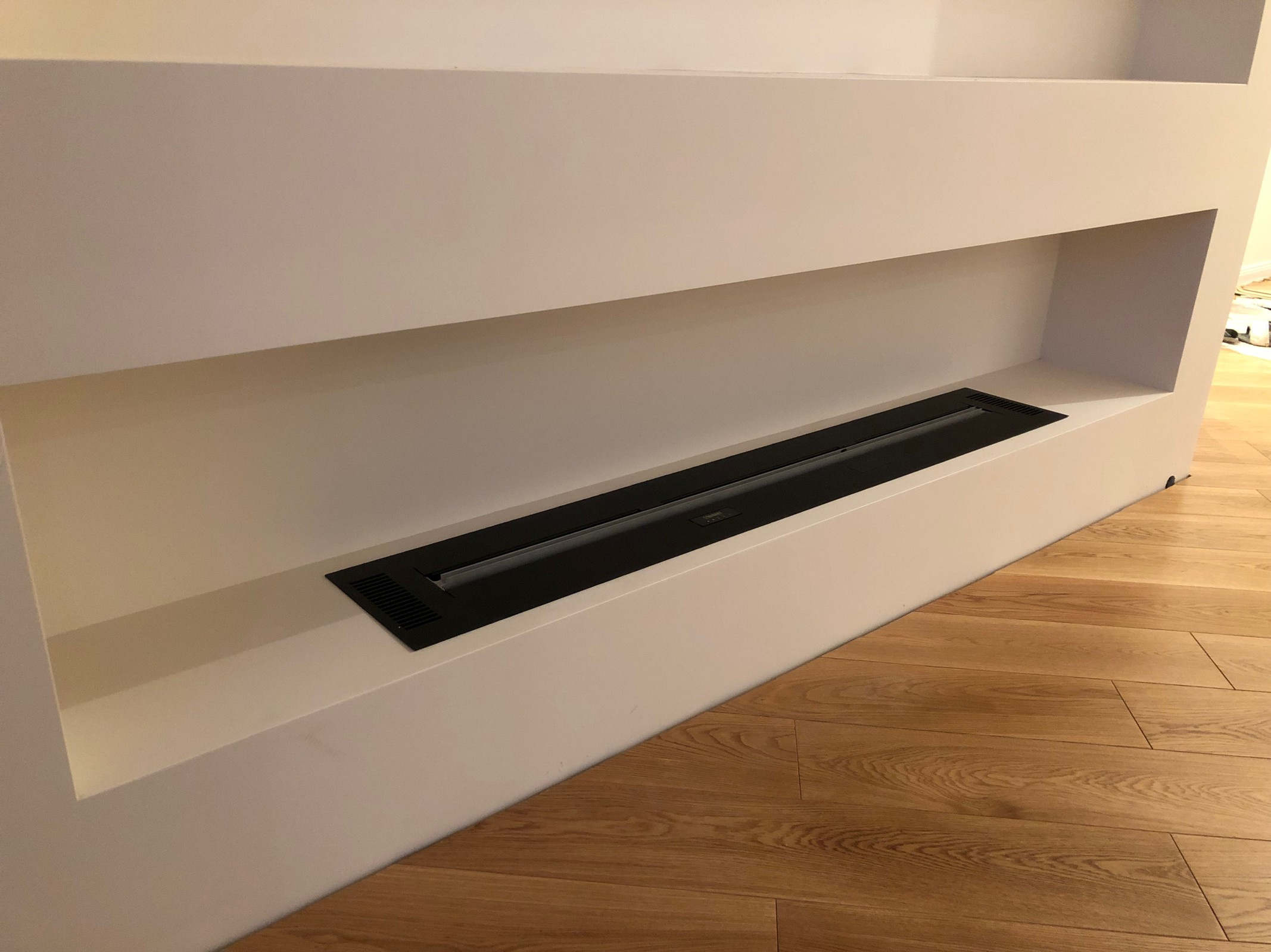 Автоматический биокамин Smart Prime в нише под телевизором