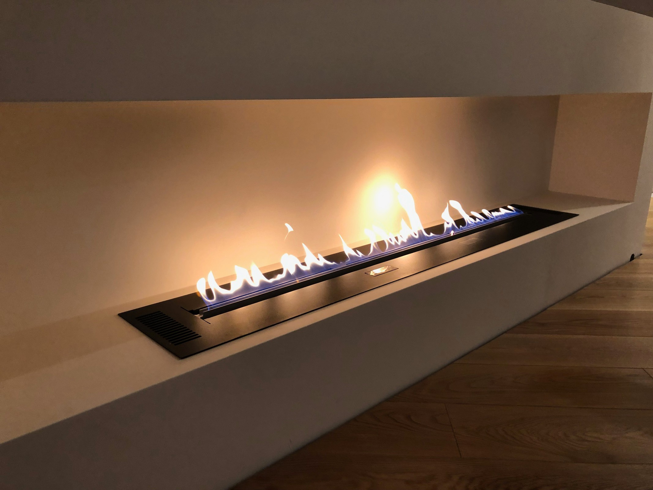 Автоматический биокамин Smart Prime в нише под телевизором