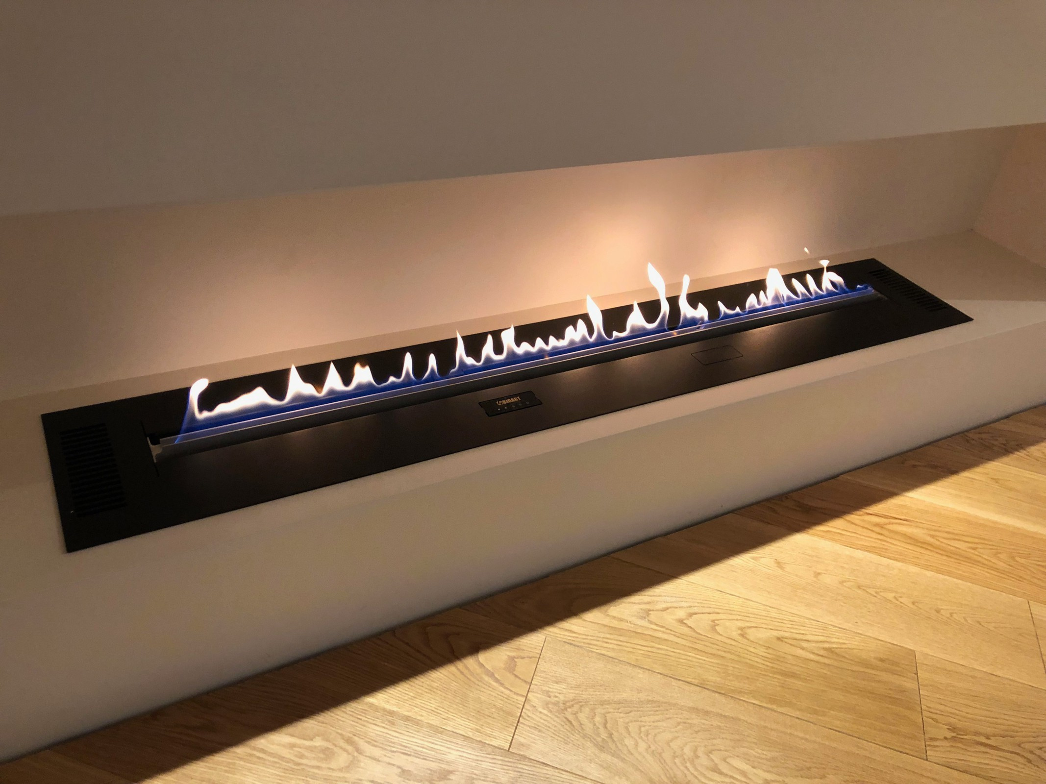 Автоматический биокамин Smart Prime в нише под телевизором