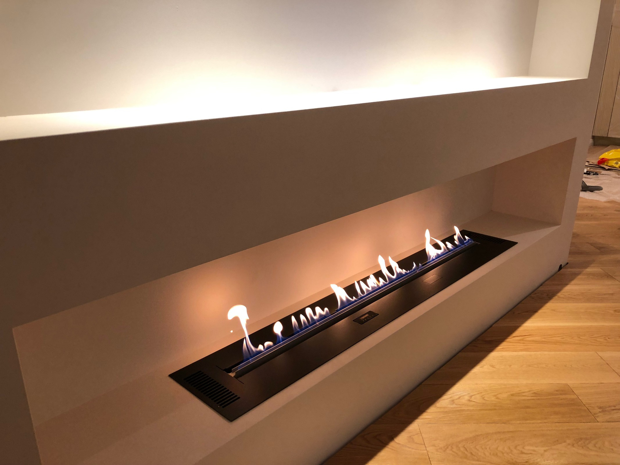 Автоматический биокамин Smart Prime в нише под телевизором