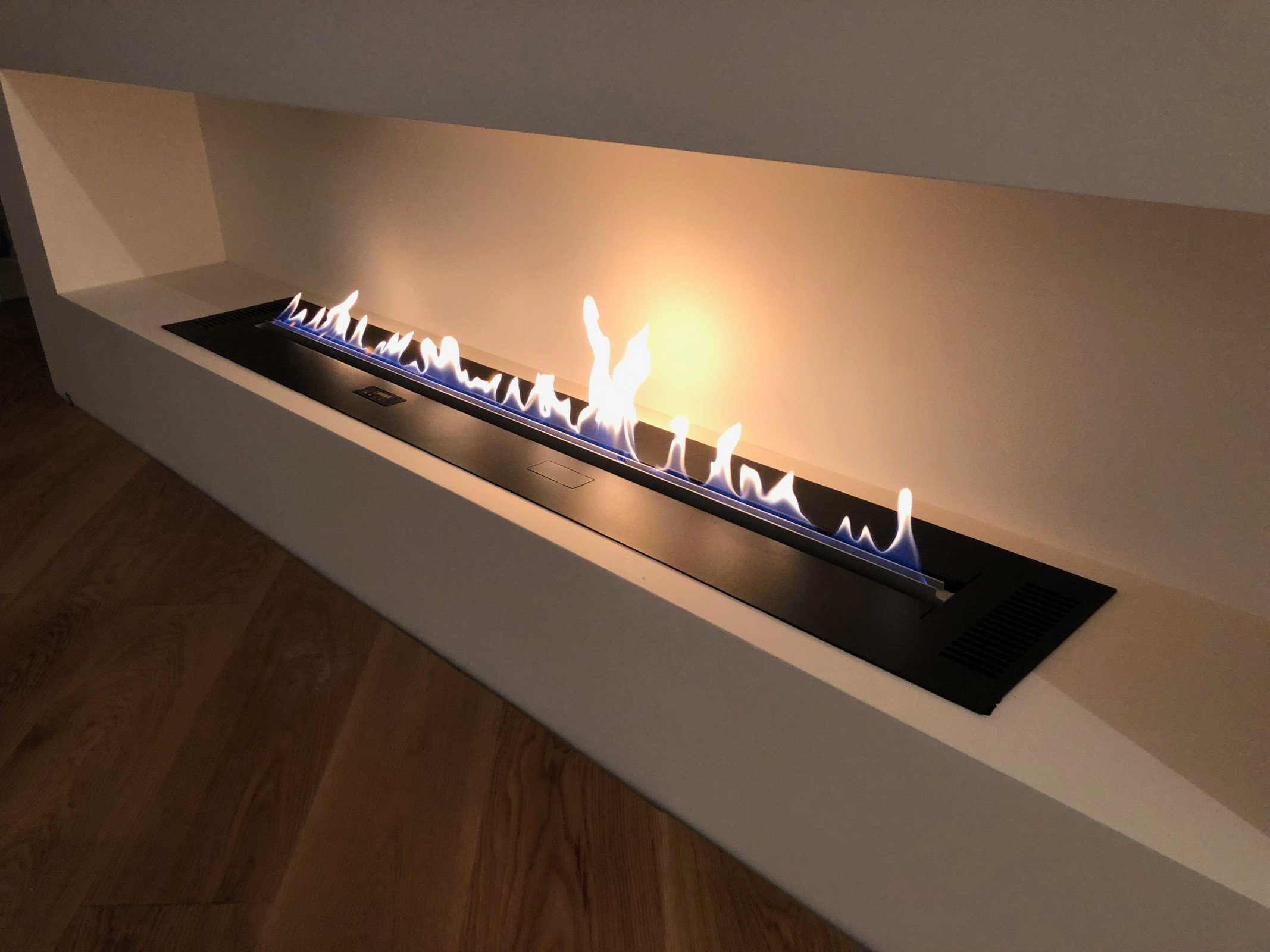 Автоматический биокамин Smart Prime в нише под телевизором