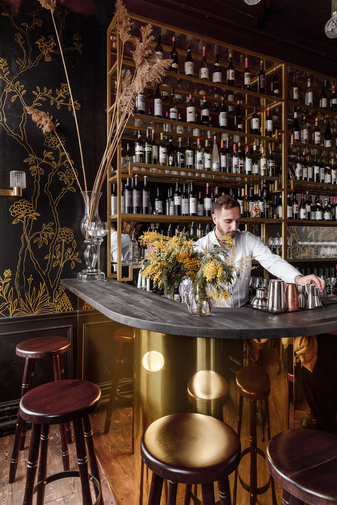 Роспись стен.  «Детектив, где вы?» винный бар в центре Краснодара.