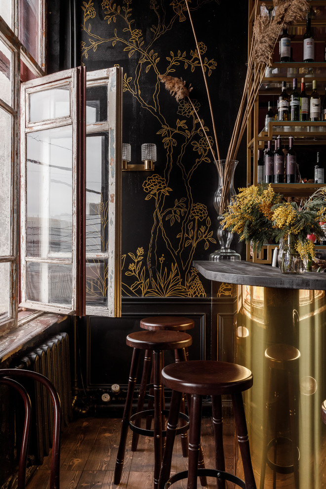 Роспись стен.  «Детектив, где вы?» винный бар в центре Краснодара.