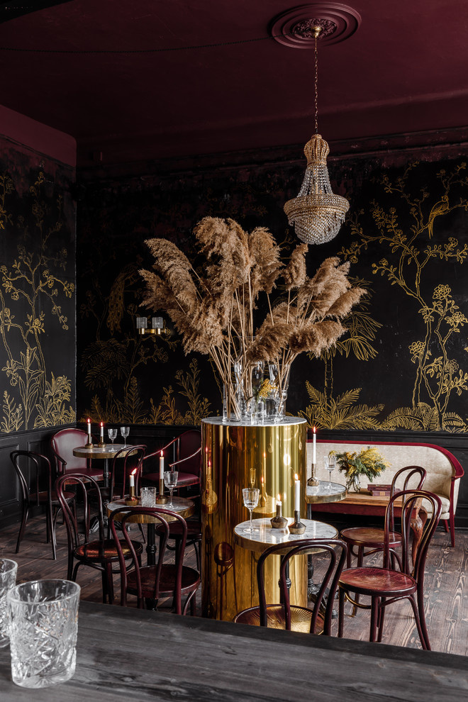 Роспись стен.  «Детектив, где вы?» винный бар в центре Краснодара.