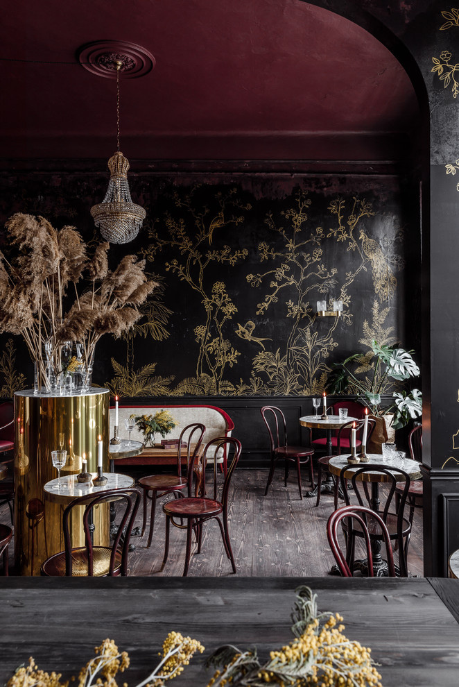 Роспись стен.  «Детектив, где вы?» винный бар в центре Краснодара.