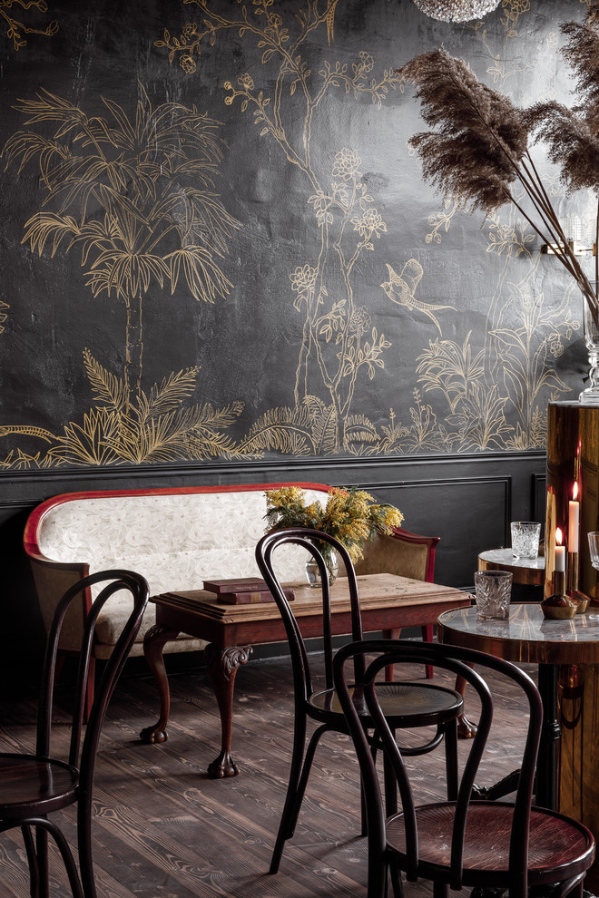 Роспись стен.  «Детектив, где вы?» винный бар в центре Краснодара.