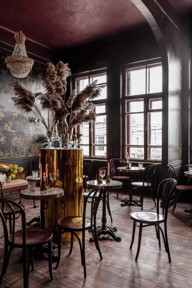 Роспись стен.  «Детектив, где вы?» винный бар в центре Краснодара.