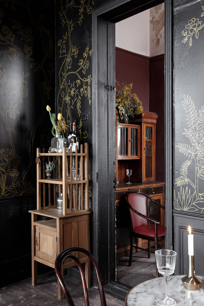 Роспись стен.  «Детектив, где вы?» винный бар в центре Краснодара.