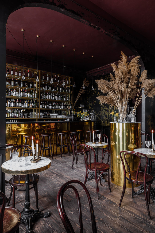 Роспись стен.  «Детектив, где вы?» винный бар в центре Краснодара.