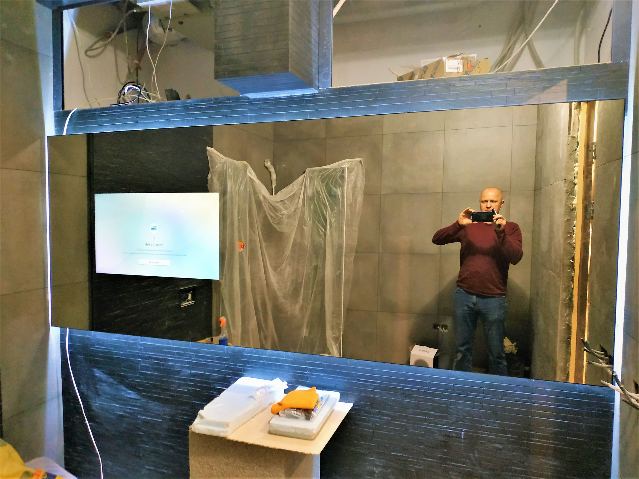 Зеркало телевизор от компании Mirrotech в ванной комнате.