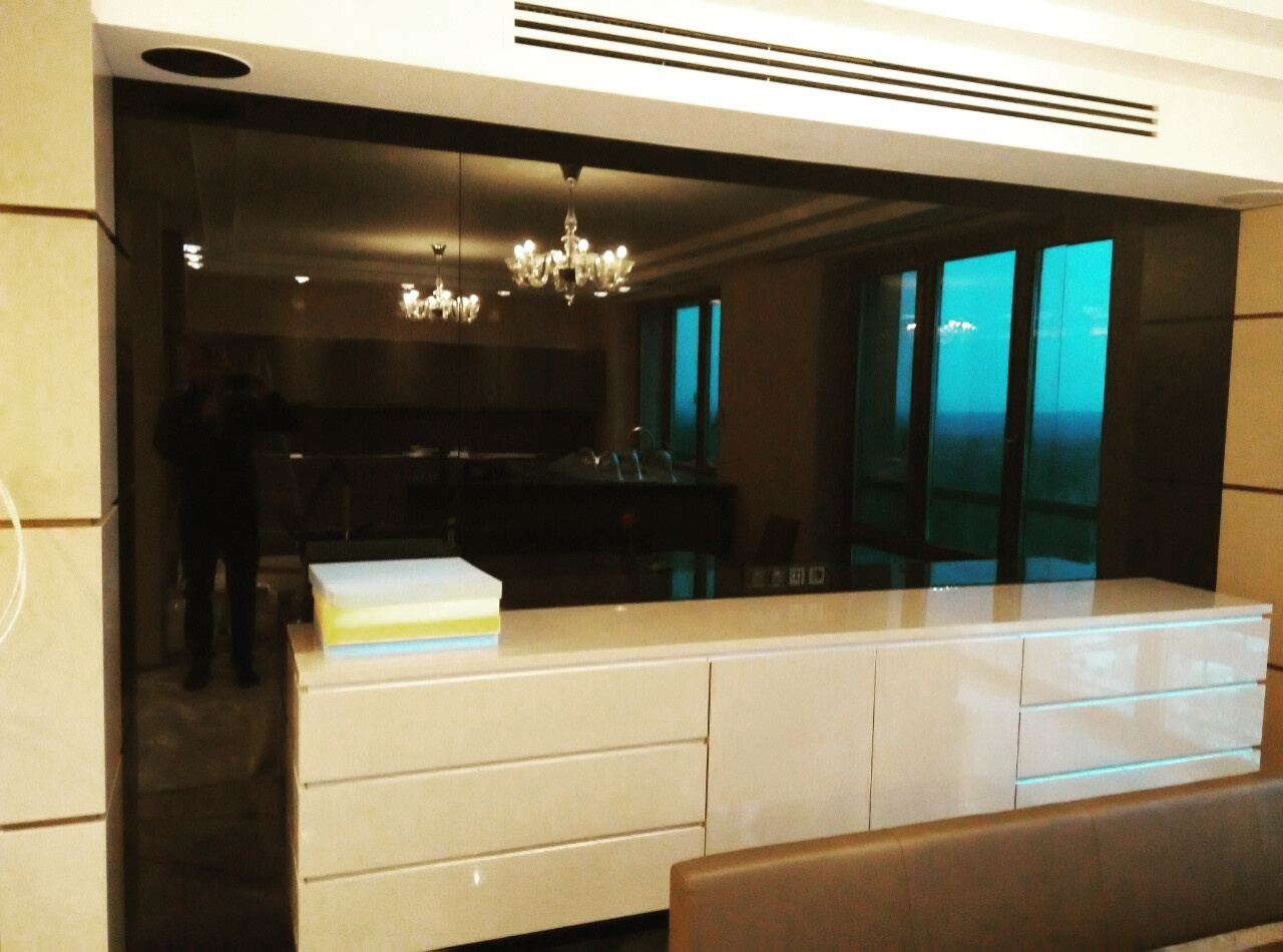 Телевизор в черном стеклянном панно. Mirrotech