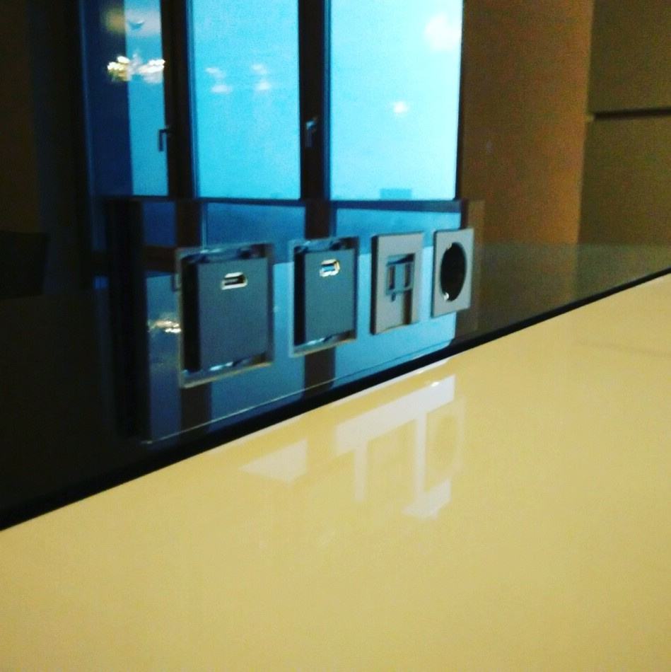 Телевизор в черном стеклянном панно. Mirrotech