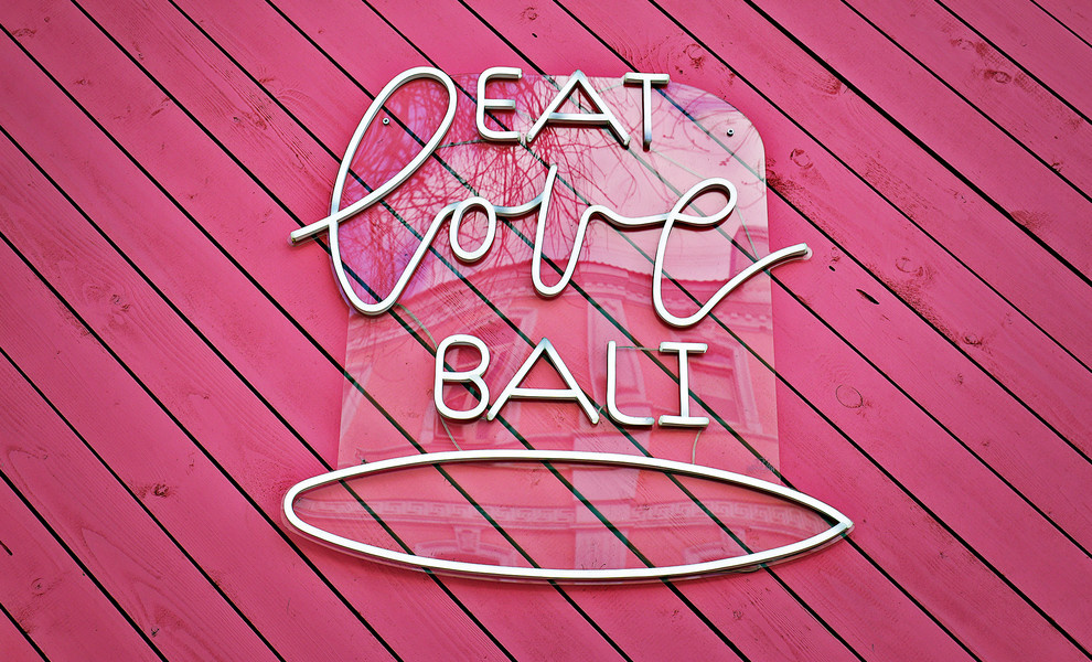 Яркий акцент всей улицы, дизайн фасада в эко стиле для кафе Eat love bali