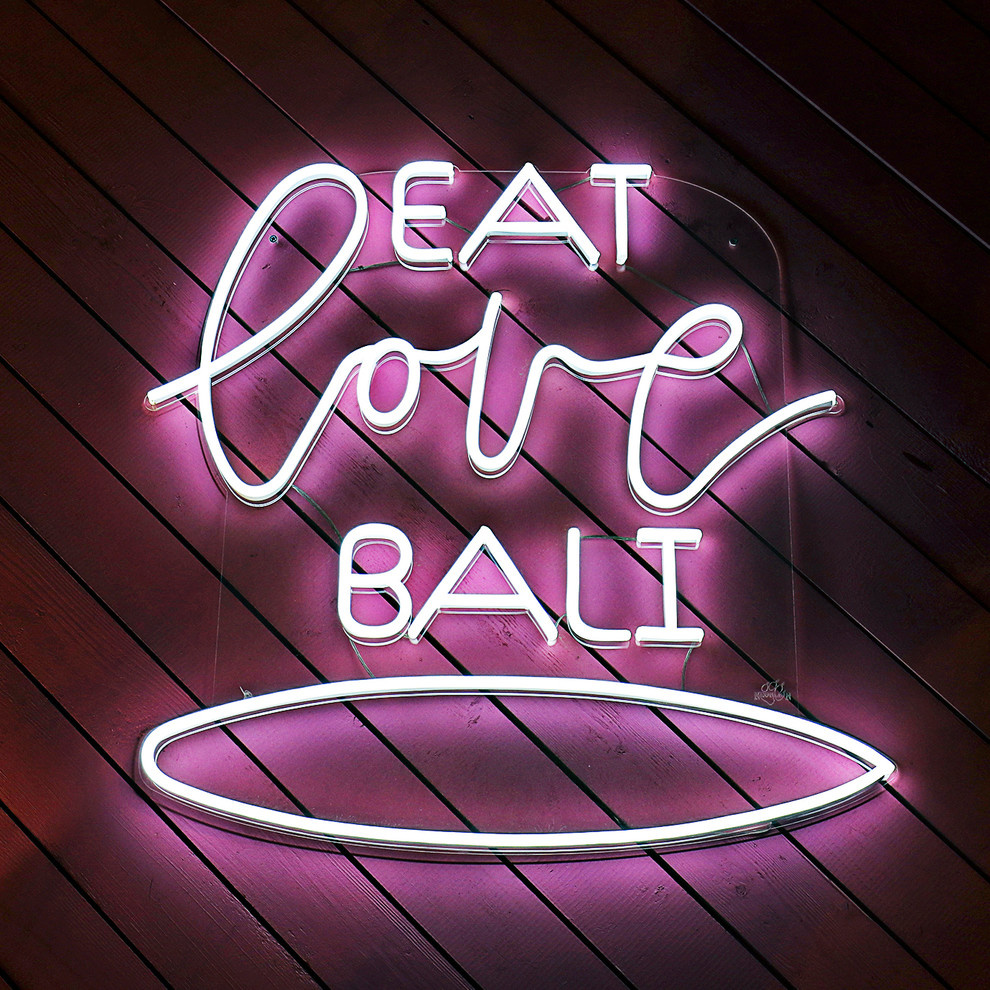 Яркий акцент всей улицы, дизайн фасада в эко стиле для кафе Eat love bali