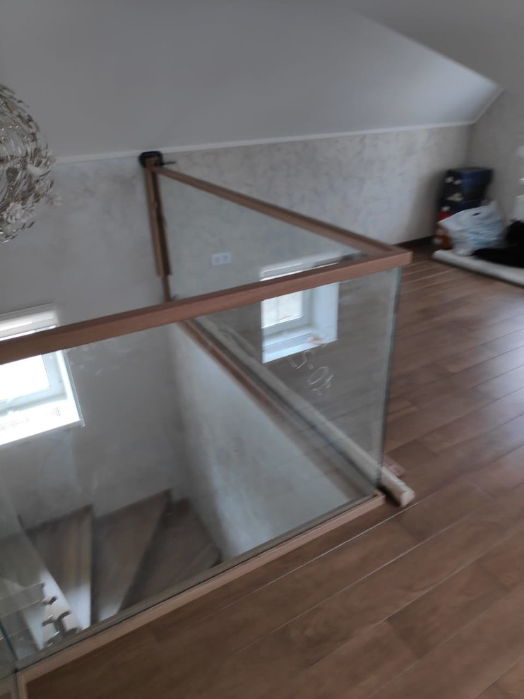 Облицовка бетонной лестницы со стеклянным ограждением