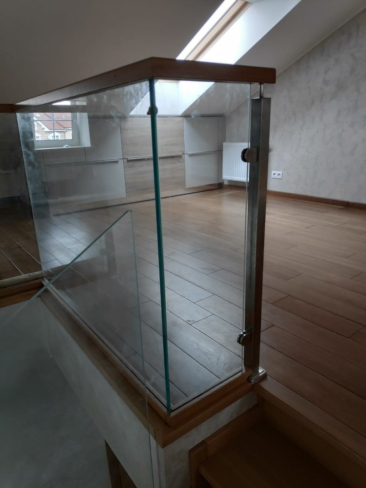 Облицовка бетонной лестницы со стеклянным ограждением