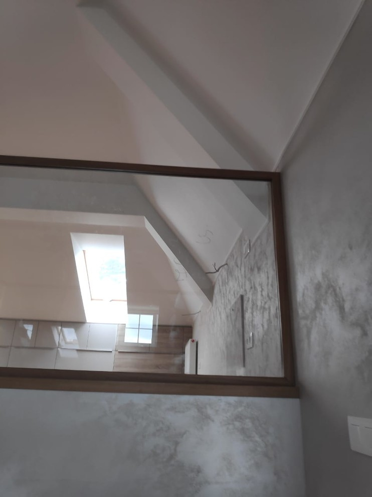 Облицовка бетонной лестницы со стеклянным ограждением