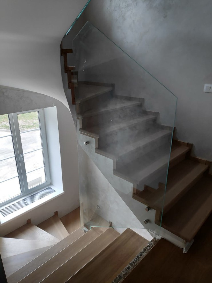 Облицовка бетонной лестницы со стеклянным ограждением