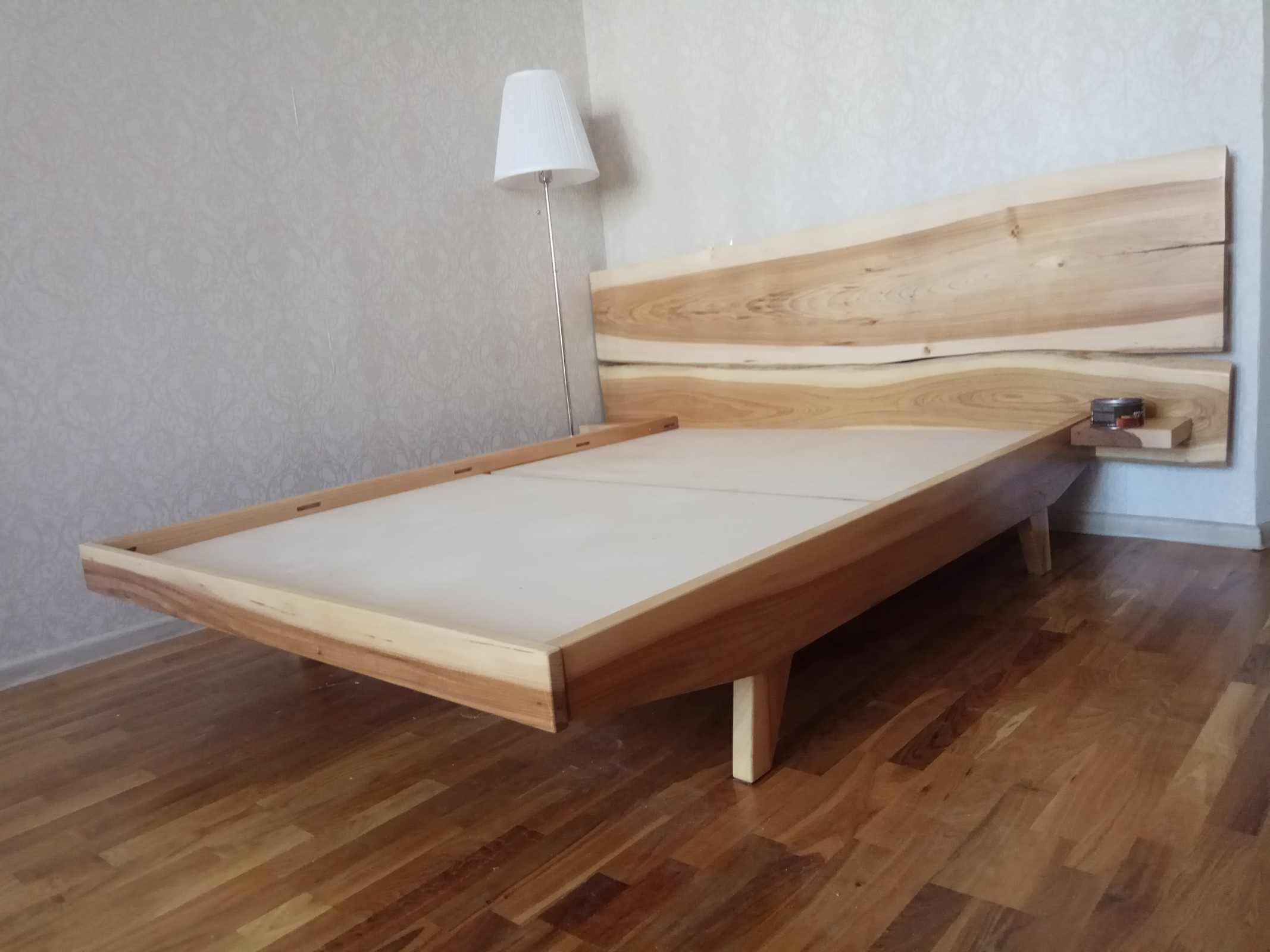 Обложка проекта: Авторская кровать из массива карагача