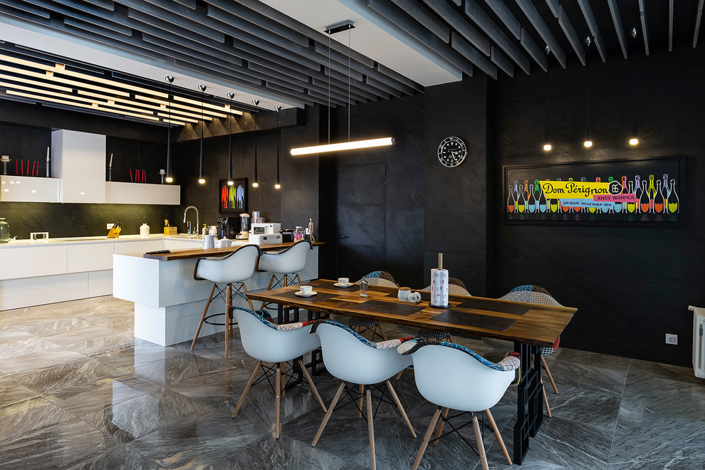 Дом с серебристыми стенами / House with silver walls