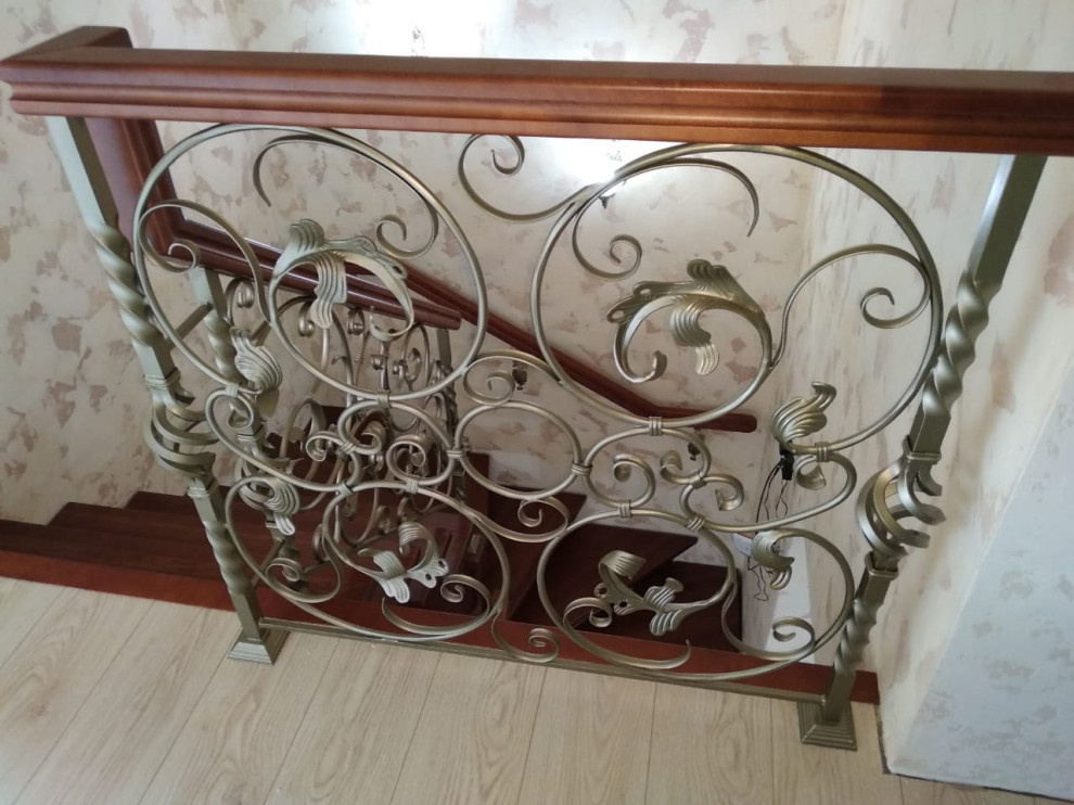 Деревянная лестница с кованным ограждением
