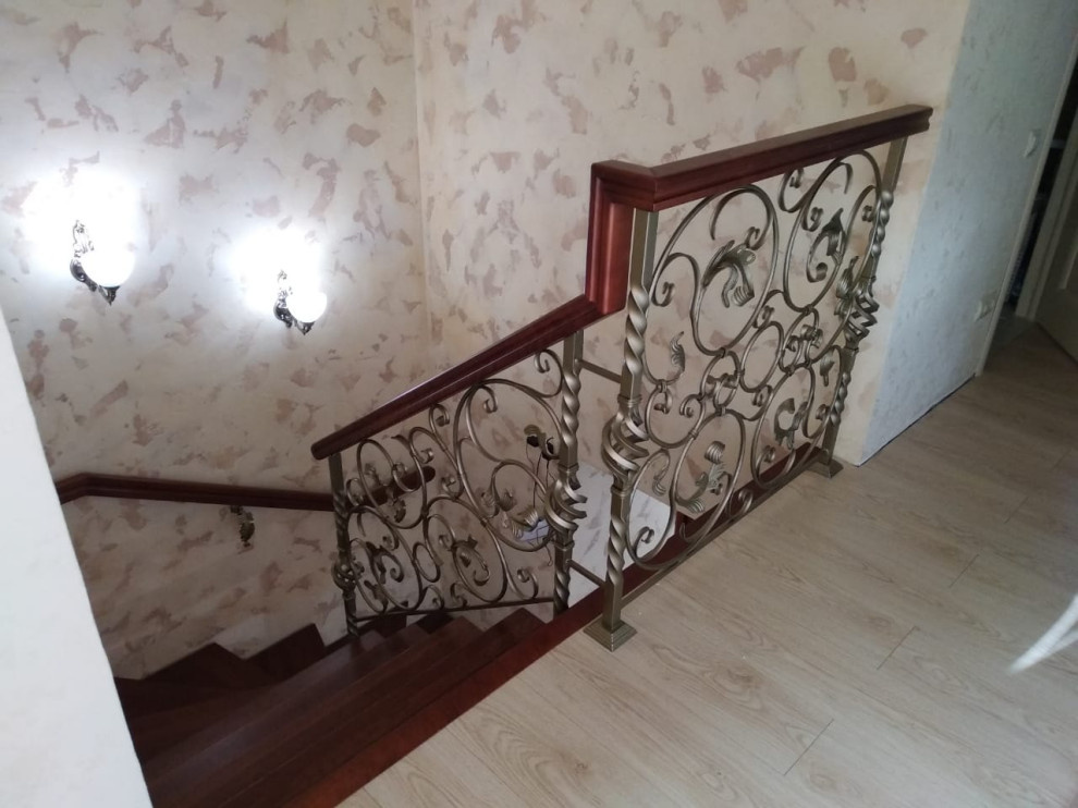 Деревянная лестница с кованным ограждением