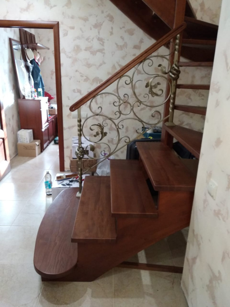 Деревянная лестница с кованным ограждением