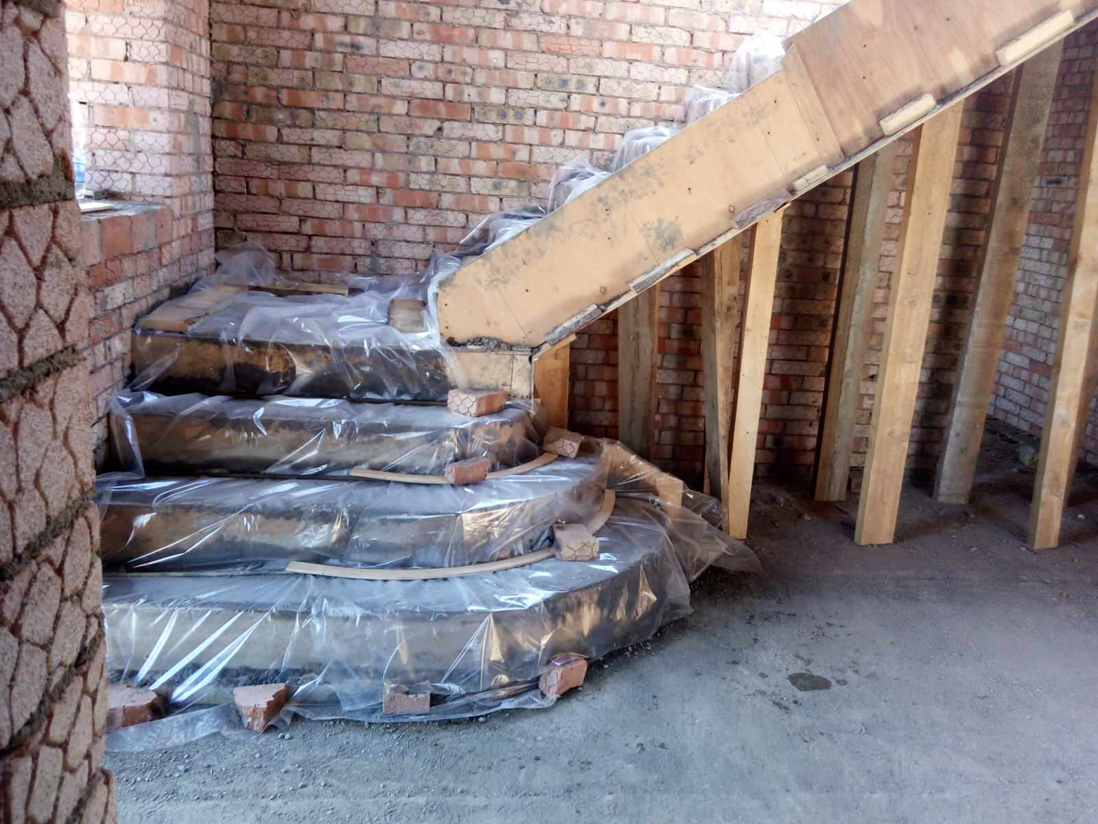 Г-образная лестница