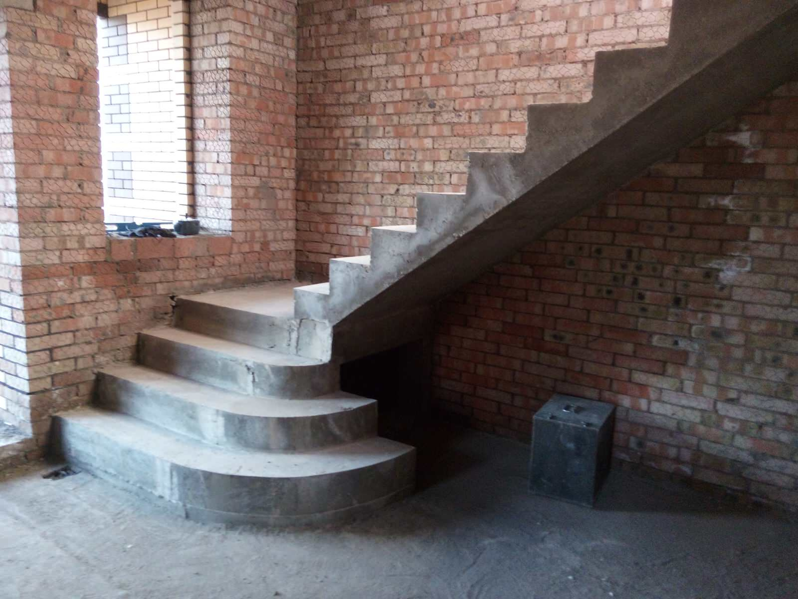 Г-образная лестница