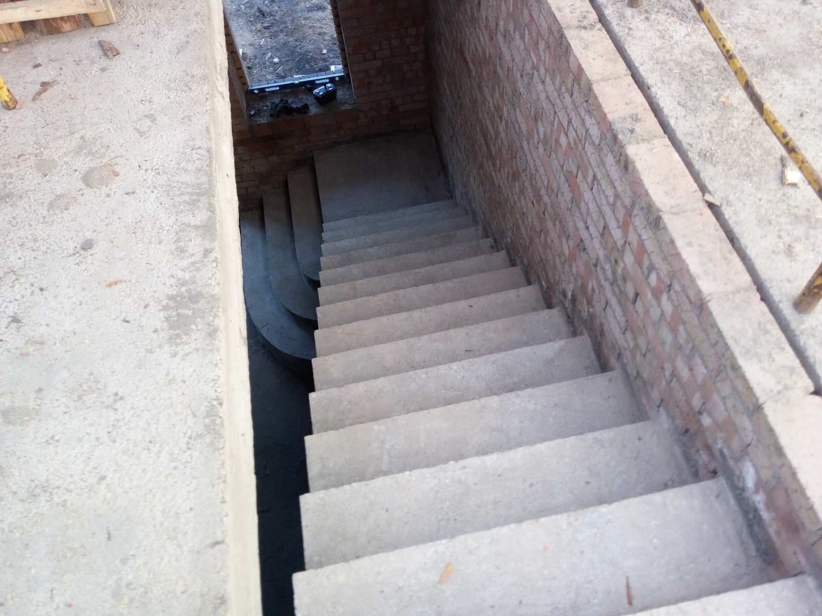 Обложка проекта: Г-образная лестница